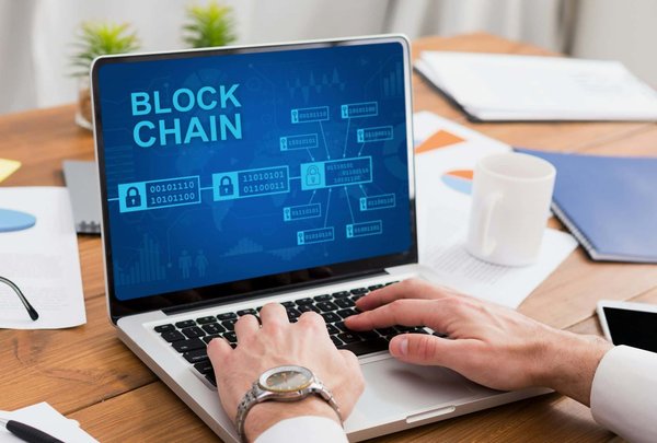 ¿Cuáles son las ventajas de utilizar tecnología blockchain en la gestión de la cadena de suministro?